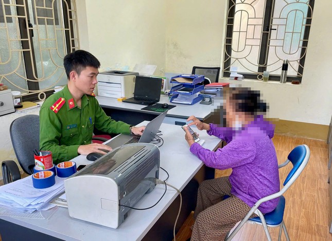 Tức tốc ra ngân hàng chuyển khoản sau cuộc gọi video của công an rởm, cụ bà U80 suýt mất 200 triệu đồng- Ảnh 1. Tức tốc ra ngân hàng chuyển khoản sau cuộc gọi video của công an rởm, cụ bà U80 suýt mất 200 triệu đồng- Ảnh 1.