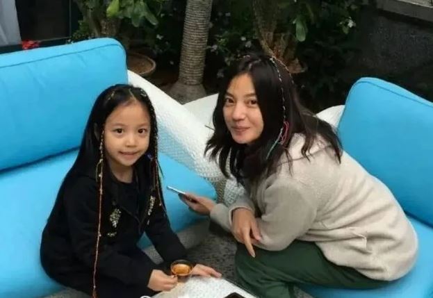 Con gái Triệu Vy lộ diện, nhan sắc tuổi 15 gây chú ý- Ảnh 3. Con gái Triệu Vy lộ diện, nhan sắc tuổi 15 gây chú ý- Ảnh 3.