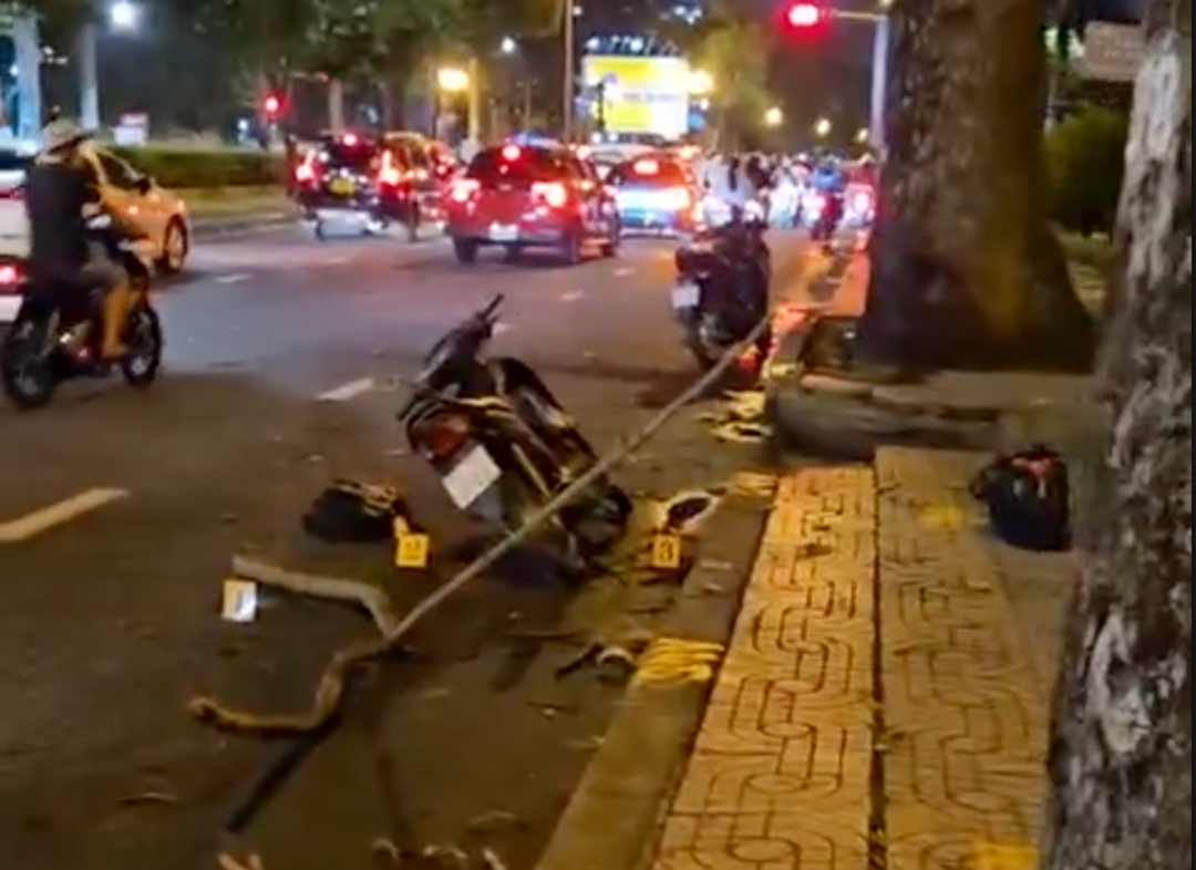 Dừng chờ đèn đỏ, bé trai 10 tuổi bị cành cây rơi trúng đầu dẫn tới nguy kịch- Ảnh 1. Dừng chờ đèn đỏ, bé trai 10 tuổi bị cành cây rơi trúng đầu dẫn tới nguy kịch- Ảnh 1.