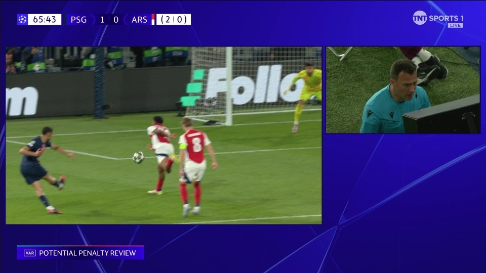 PSG được hưởng quả phạt đền vì lỗi dùng tay chơi bóng của Myles Lewis-Skelly. (Ảnh: TNT SPORTS) PSG được hưởng quả phạt đền vì lỗi dùng tay chơi bóng của Myles Lewis-Skelly. (Ảnh: TNT SPORTS)
