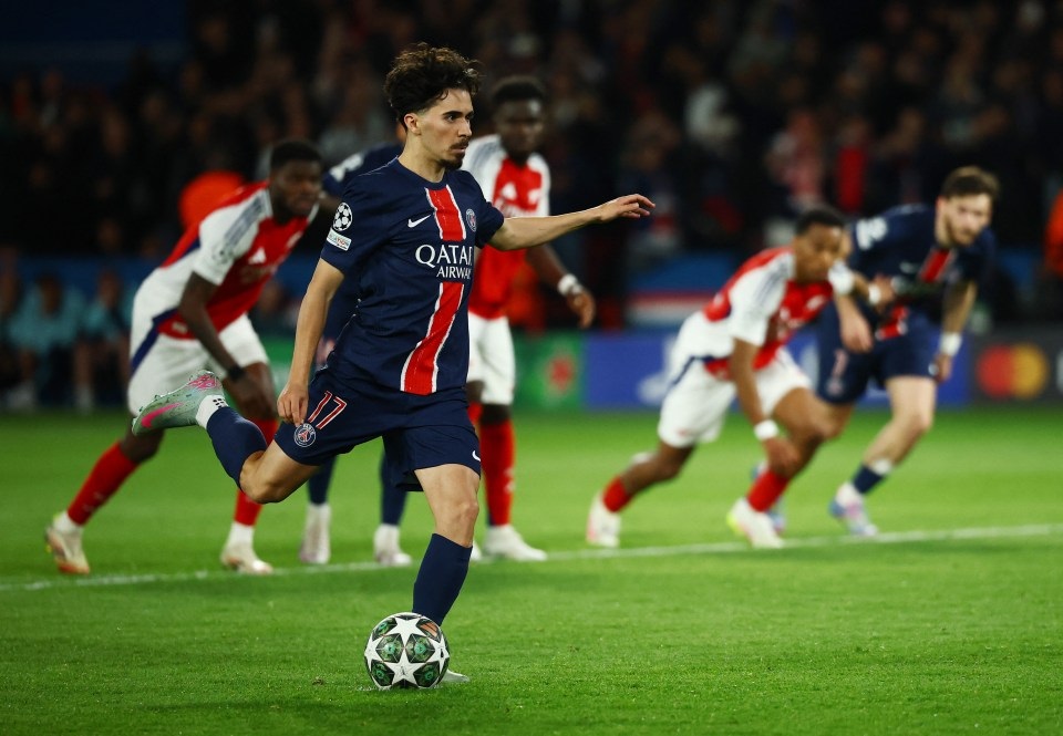 Vitinha là người thực hiện quả phạt đền cho PSG. (Ảnh: Reuters) Vitinha là người thực hiện quả phạt đền cho PSG. (Ảnh: Reuters)