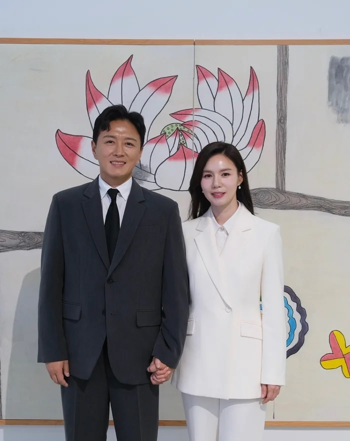 Diễn viên Jin Tae Hyun đăng ảnh nắm chặt tay vợ kèm theo bài viết thông báo mắc ung thư. (Ảnh: IGNV) Diễn viên Jin Tae Hyun đăng ảnh nắm chặt tay vợ kèm theo bài viết thông báo mắc ung thư. (Ảnh: IGNV)
