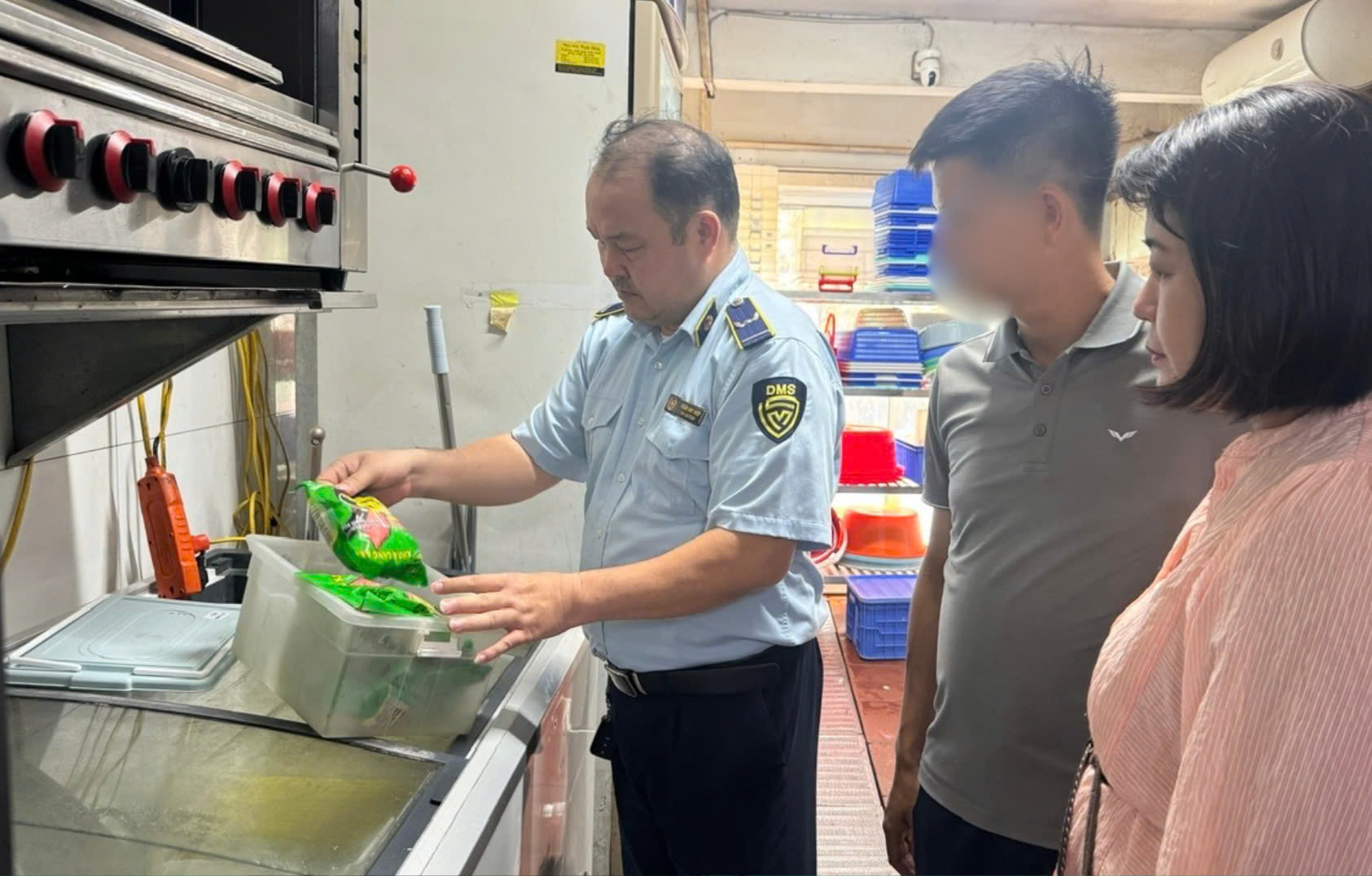 Hà Nội: Quán ăn khoe lòng xe điếu dài 40m bị kiểm tra đột xuất- Ảnh 2. Hà Nội: Quán ăn khoe lòng xe điếu dài 40m bị kiểm tra đột xuất- Ảnh 2.