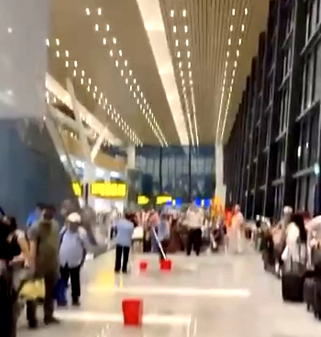 Nhà ga T3 Tân Sơn Nhất bị dột sau mưa lớn- Ảnh 1. Nhà ga T3 Tân Sơn Nhất bị dột sau mưa lớn- Ảnh 1.