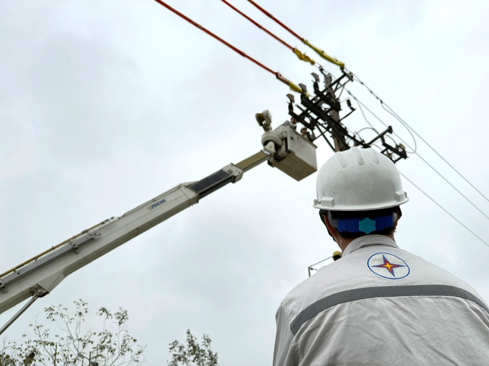 EVNHANOI với công nghệ sửa chữa điện nóng, nâng cao độ tin cậy cung cấp điện- Ảnh 5. EVNHANOI với công nghệ sửa chữa điện nóng, nâng cao độ tin cậy cung cấp điện- Ảnh 5.