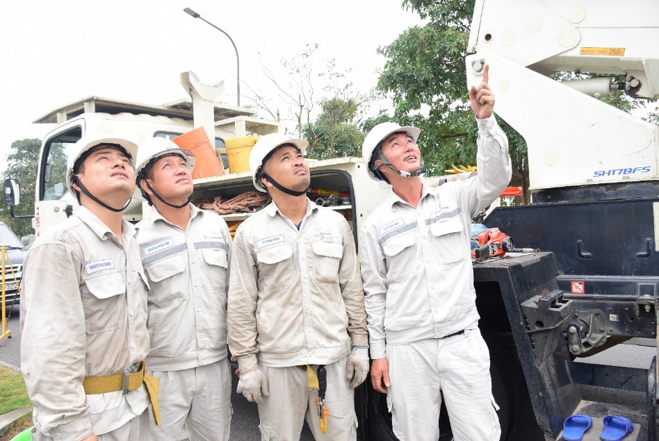 EVNHANOI với công nghệ sửa chữa điện nóng, nâng cao độ tin cậy cung cấp điện- Ảnh 8. EVNHANOI với công nghệ sửa chữa điện nóng, nâng cao độ tin cậy cung cấp điện- Ảnh 8.
