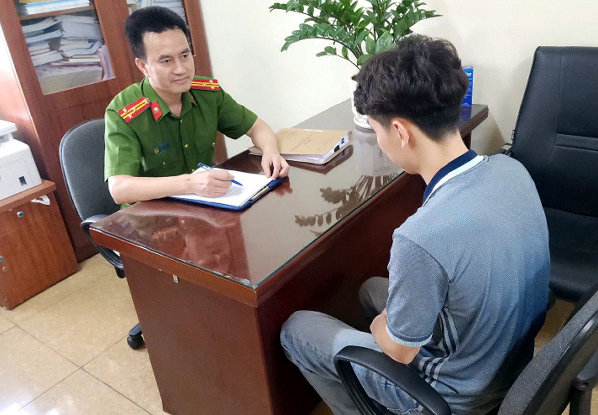 Cảnh báo chiêu giả danh công an thao túng tâm lý sinh viên, chiếm đoạt hàng tỷ đồng của phụ huynh- Ảnh 1. Cảnh báo chiêu giả danh công an thao túng tâm lý sinh viên, chiếm đoạt hàng tỷ đồng của phụ huynh- Ảnh 1.