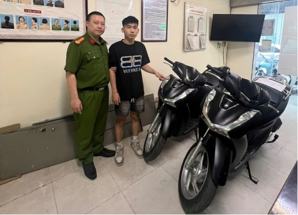 Công an phối hợp người dân bắt giữ 2 tên trộm xe SH manh động xịt hơi cay khi bị truy đuổi- Ảnh 2. Công an phối hợp người dân bắt giữ 2 tên trộm xe SH manh động xịt hơi cay khi bị truy đuổi- Ảnh 2.