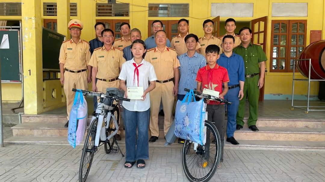 CSGT Nghệ An góp tiền lương, đỡ đầu 2 học sinh có hoàn cảnh đặc biệt khó khăn- Ảnh 1. CSGT Nghệ An góp tiền lương, đỡ đầu 2 học sinh có hoàn cảnh đặc biệt khó khăn- Ảnh 1.
