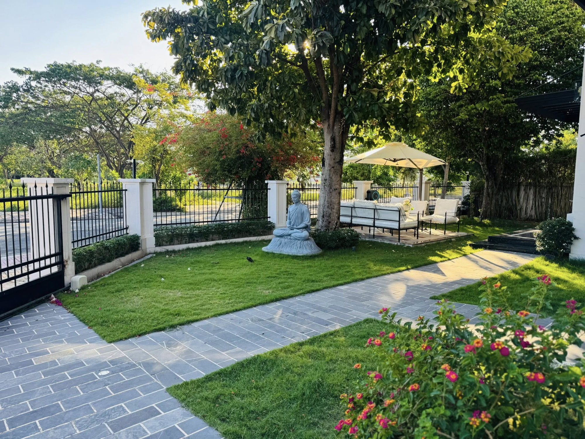 Nam thần là CEO sở hữu nhiều cửa hàng bề thế cùng khối tài sản hàng trăm tỷ đồng, U40 vẫn "ế"- Ảnh 9. Nam thần là CEO sở hữu nhiều cửa hàng bề thế cùng khối tài sản hàng trăm tỷ đồng, U40 vẫn "ế"- Ảnh 9.