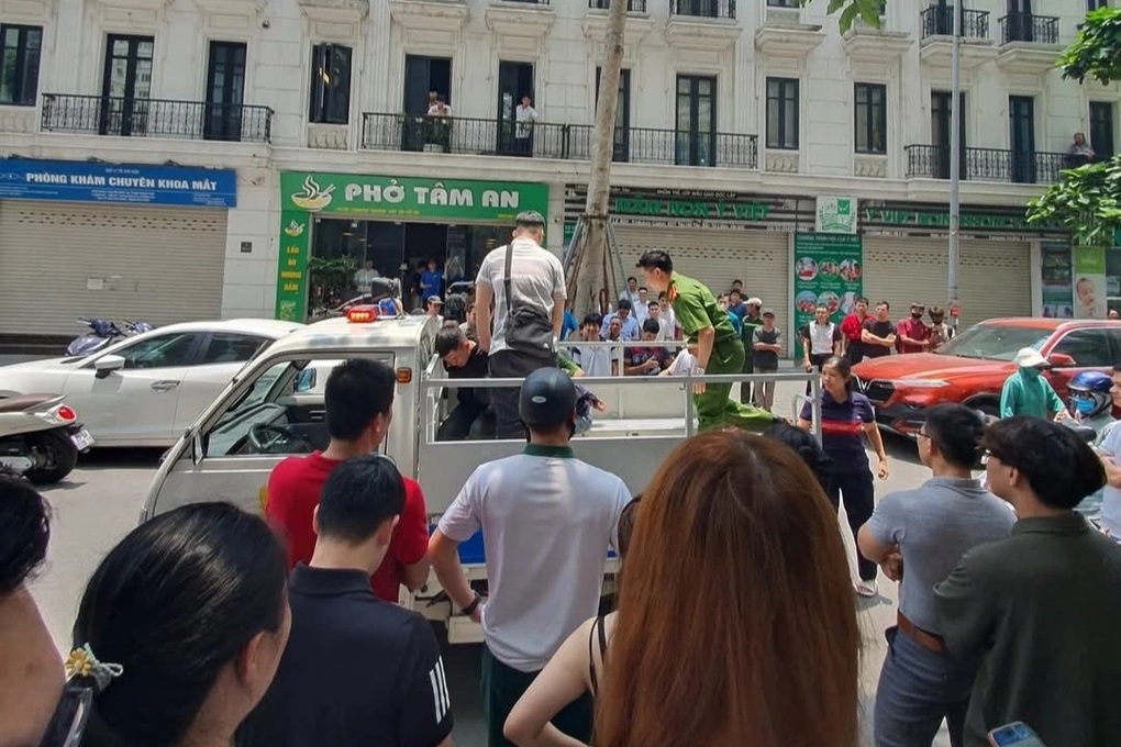 Công an phối hợp người dân bắt giữ 2 tên trộm xe SH manh động xịt hơi cay khi bị truy đuổi- Ảnh 1. Công an phối hợp người dân bắt giữ 2 tên trộm xe SH manh động xịt hơi cay khi bị truy đuổi- Ảnh 1.