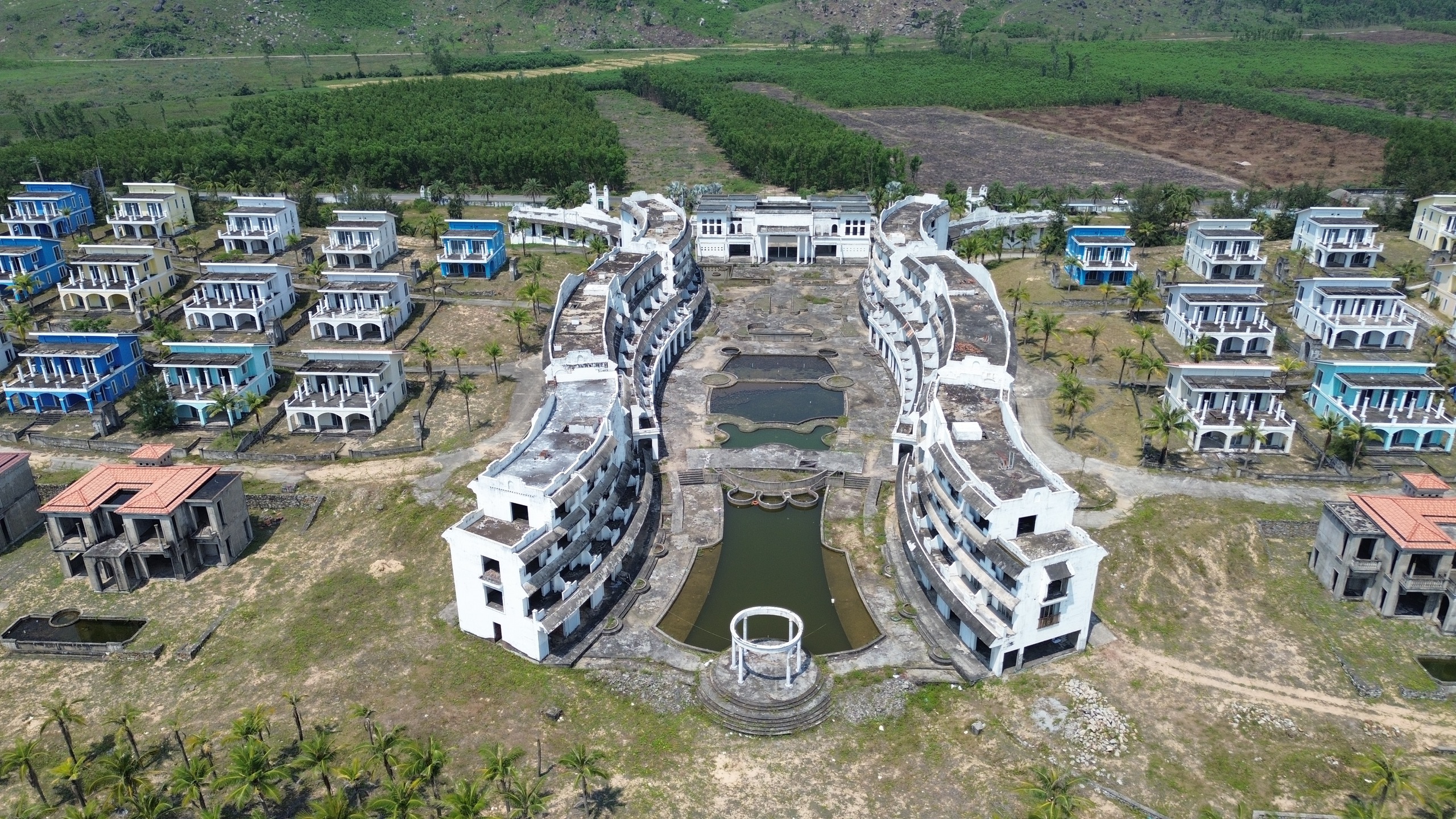 Mục sở thị khu nghỉ dưỡng 750 tỷ đồng hoang vắng bên vịnh Lăng Cô- Ảnh 1. Mục sở thị khu nghỉ dưỡng 750 tỷ đồng hoang vắng bên vịnh Lăng Cô- Ảnh 1.