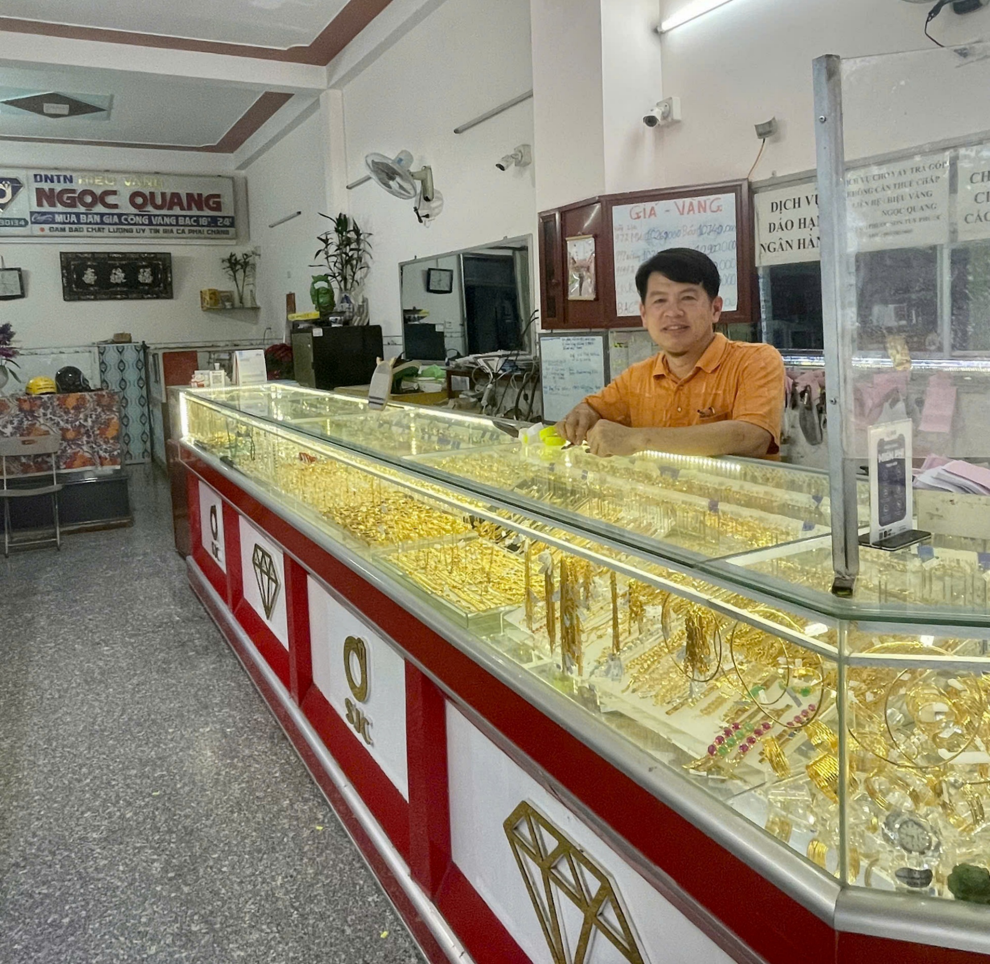 Chủ tiệm vàng Ngọc Quang (Phước Sơn, Tuy Phước, Bình Định) nhanh trí ngăn chặn được một vụ lừa đảo chuyển tiền cho người quen qua mạng xã hội. Ảnh Công an cung cấp Chủ tiệm vàng Ngọc Quang (Phước Sơn, Tuy Phước, Bình Định) nhanh trí ngăn chặn được một vụ lừa đảo chuyển tiền cho người quen qua mạng xã hội. Ảnh Công an cung cấp