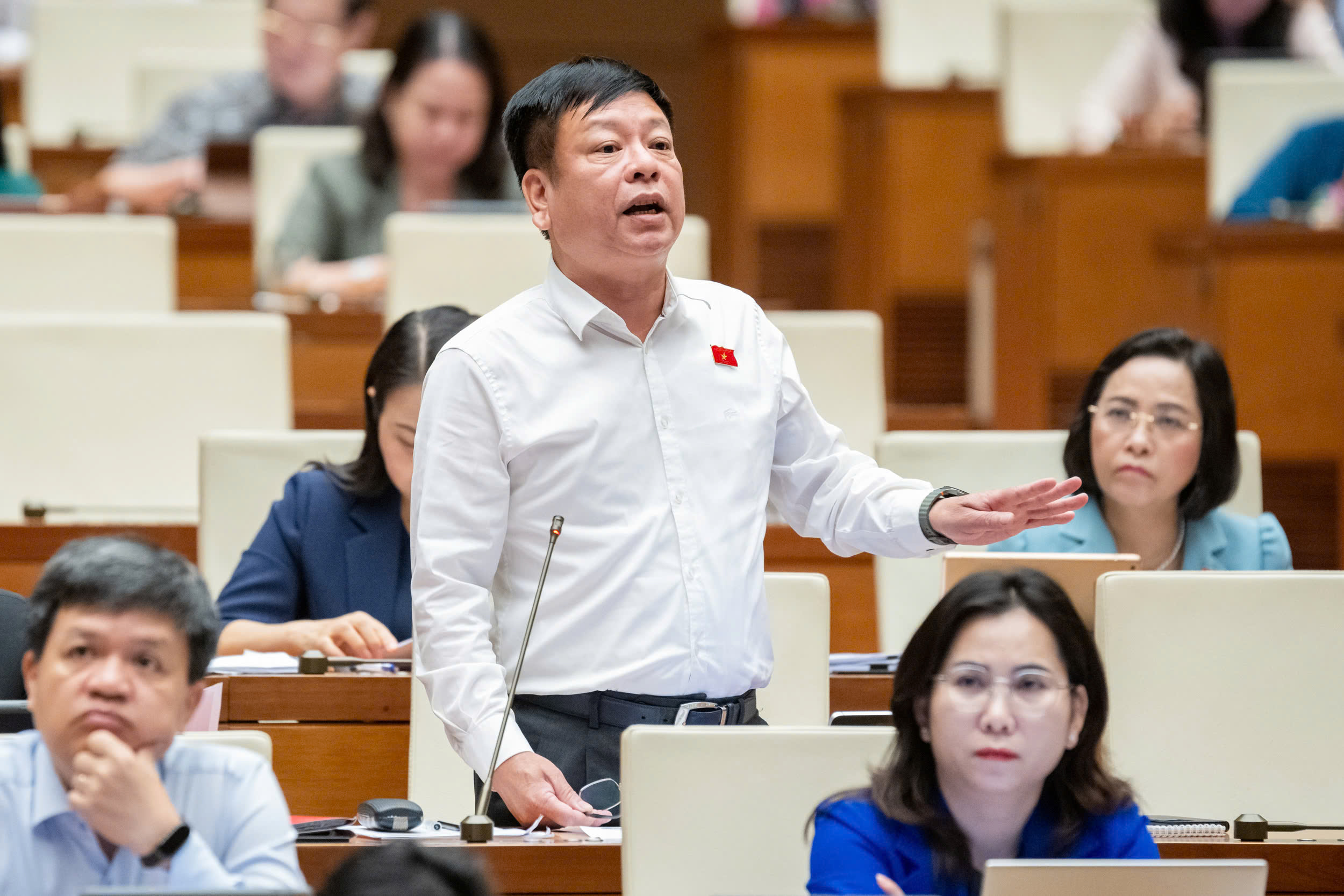 ĐBQH: Xăng là mặt hàng thiết yếu, không nên đánh thuế tiêu thụ đặc biệt- Ảnh 1. ĐBQH: Xăng là mặt hàng thiết yếu, không nên đánh thuế tiêu thụ đặc biệt- Ảnh 1.