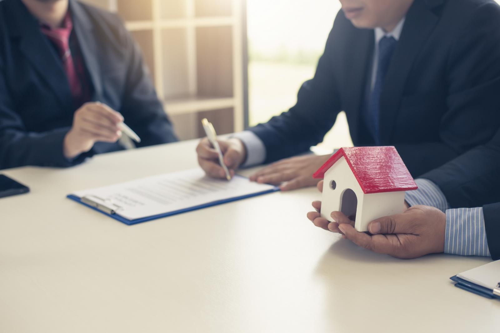 Những hợp đồng nhà đất bắt buộc phải công chứng, chứng thức- Ảnh 1. Những hợp đồng nhà đất bắt buộc phải công chứng, chứng thức- Ảnh 1.