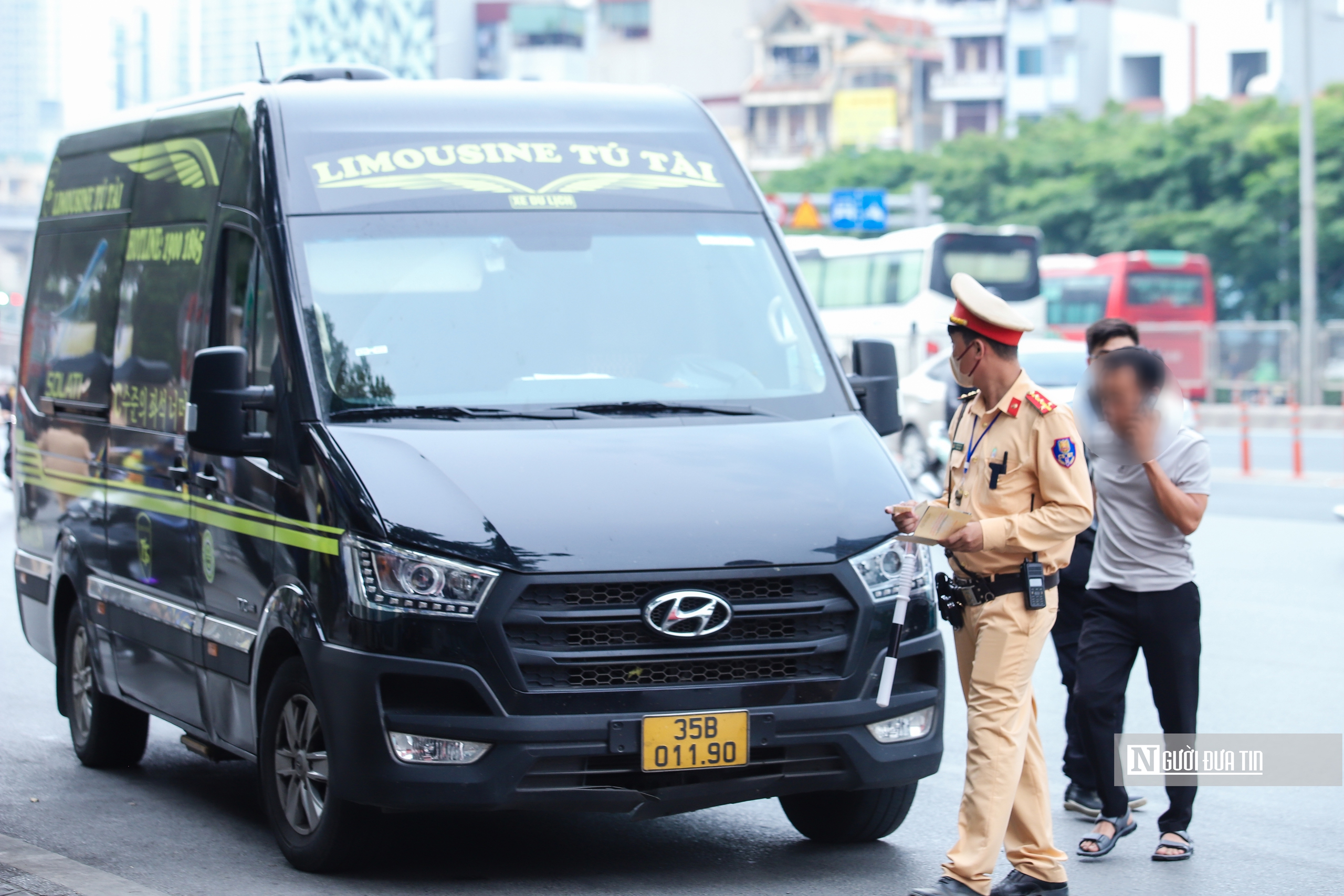 Hà Nội tăng cường xử lý xe đón, trả khách sai quy định- Ảnh 11. Hà Nội tăng cường xử lý xe đón, trả khách sai quy định- Ảnh 11.