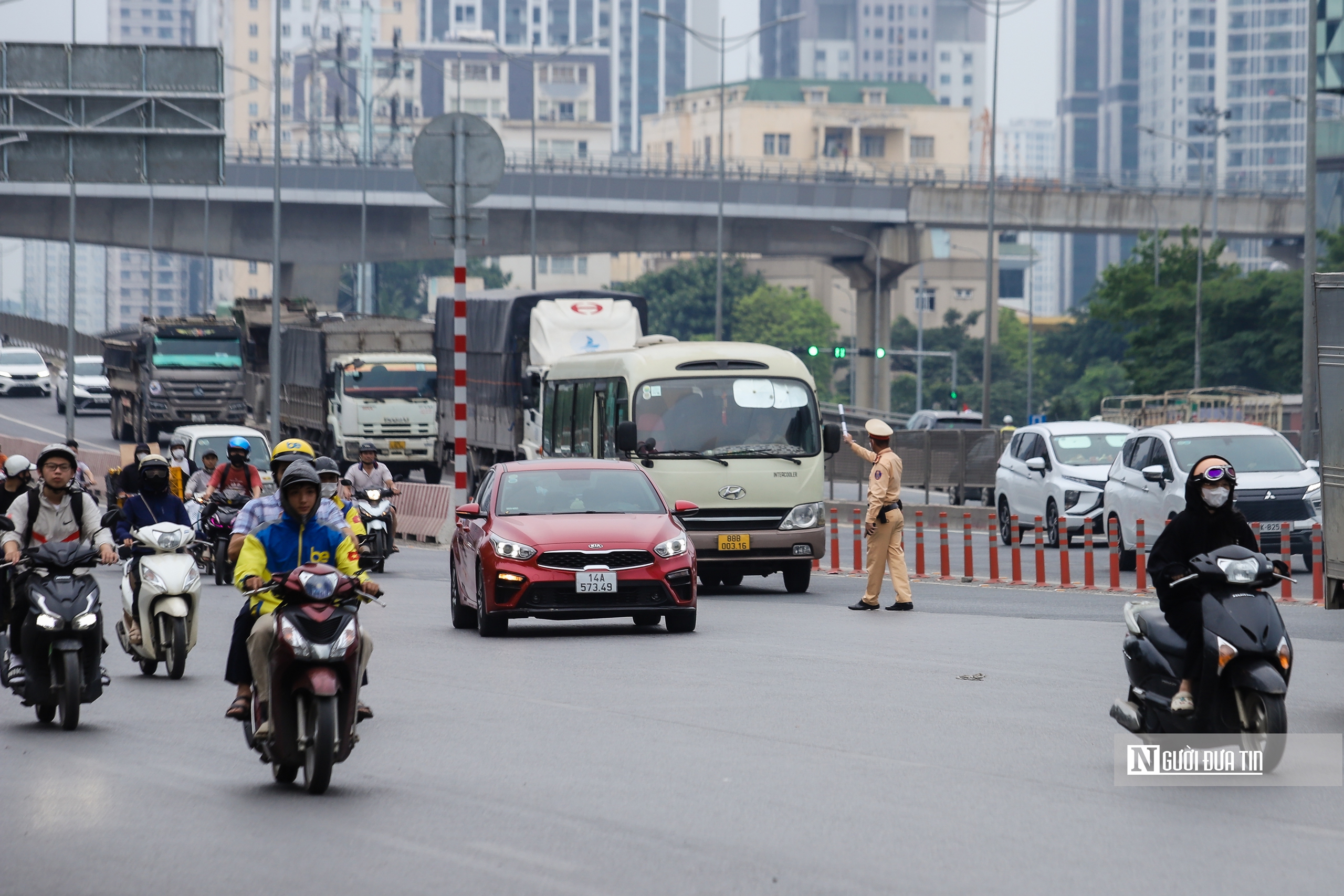 Hà Nội tăng cường xử lý xe đón, trả khách sai quy định- Ảnh 4. Hà Nội tăng cường xử lý xe đón, trả khách sai quy định- Ảnh 4.