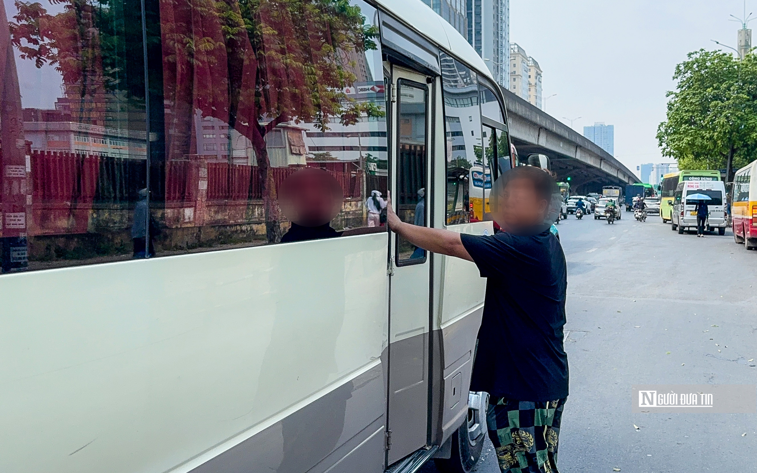 Hà Nội tăng cường xử lý xe đón, trả khách sai quy định- Ảnh 3. Hà Nội tăng cường xử lý xe đón, trả khách sai quy định- Ảnh 3.