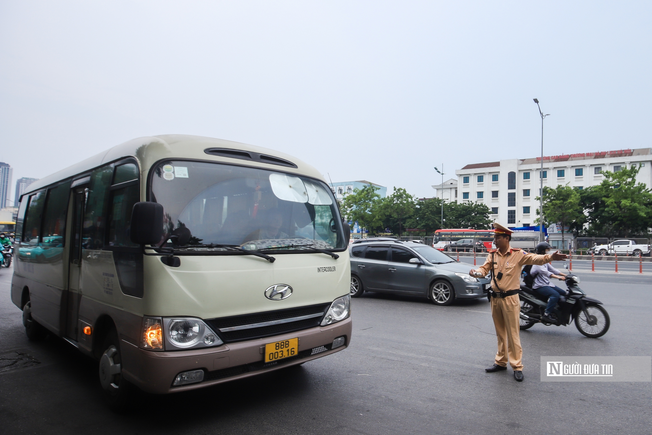 Hà Nội tăng cường xử lý xe đón, trả khách sai quy định- Ảnh 5. Hà Nội tăng cường xử lý xe đón, trả khách sai quy định- Ảnh 5.