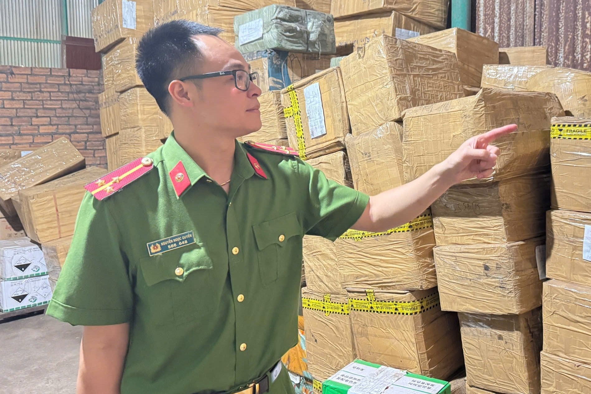 Khởi tố 2 đối tượng buôn lậu thuốc nhúng chín sầu riêng, giao dịch hơn 97 tỷ đồng- Ảnh 2. Khởi tố 2 đối tượng buôn lậu thuốc nhúng chín sầu riêng, giao dịch hơn 97 tỷ đồng- Ảnh 2.