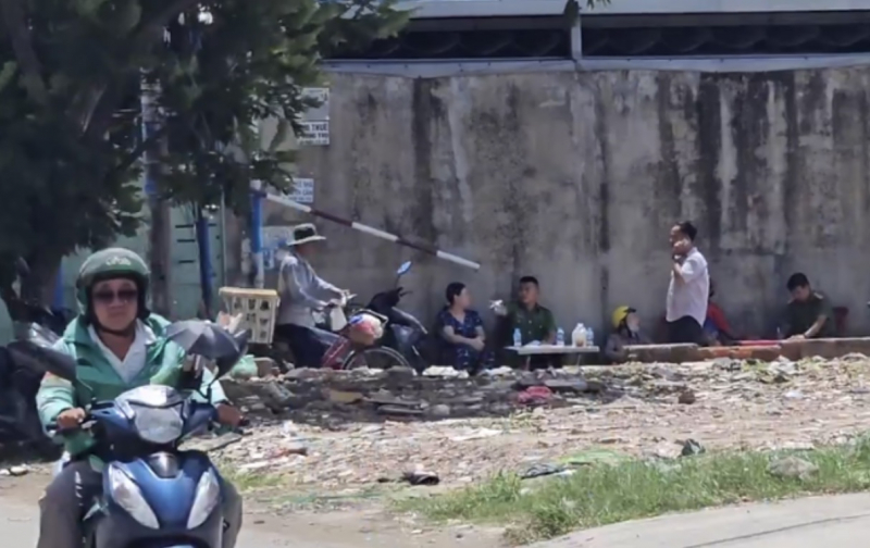 Đang đi xe máy, người đàn ông bất ngờ loạng choạng tay lái, ngã xuống đường tử vong- Ảnh 1. Đang đi xe máy, người đàn ông bất ngờ loạng choạng tay lái, ngã xuống đường tử vong- Ảnh 1.