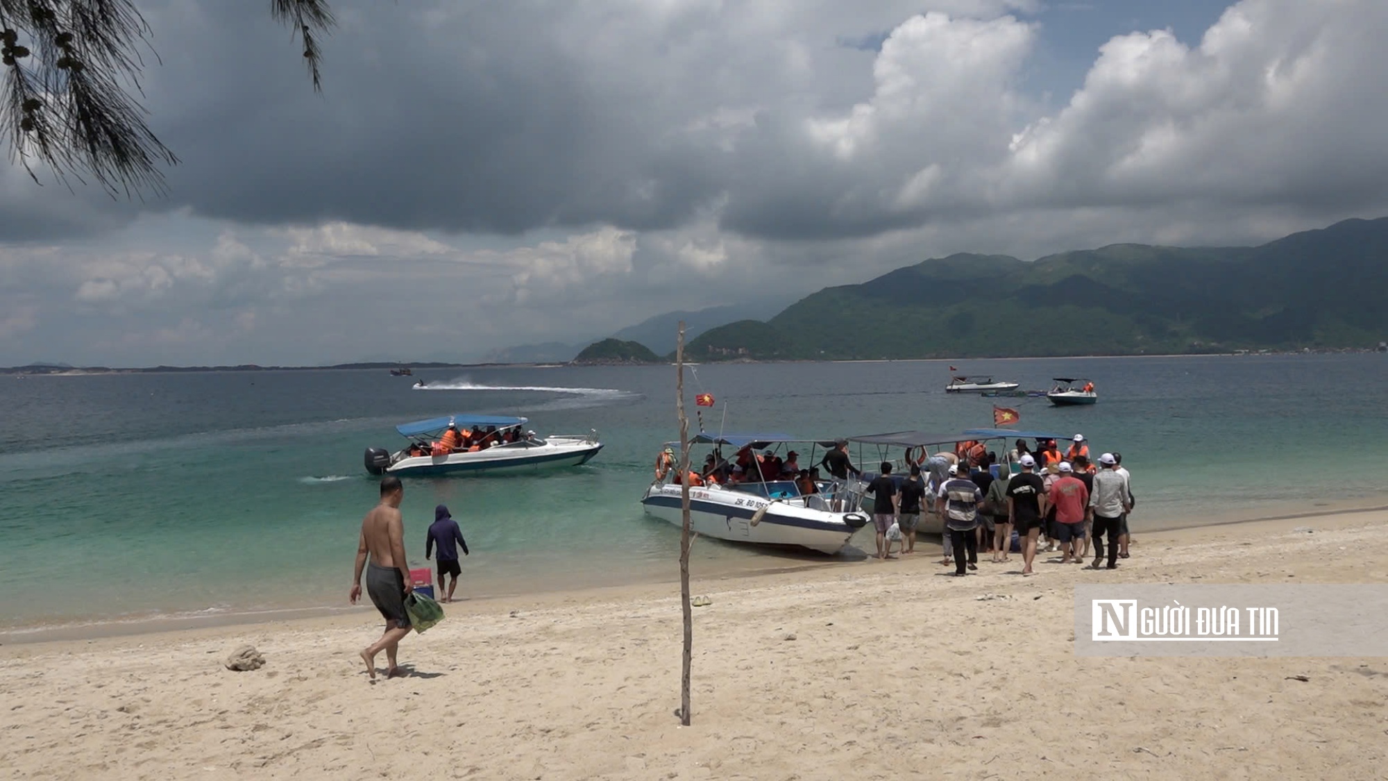 Phập phồng nỗi lo an toàn mùa cao điểm du lịch (kỳ 2): Không được phép, phương tiện vô tư chở khách trên biển- Ảnh 3.