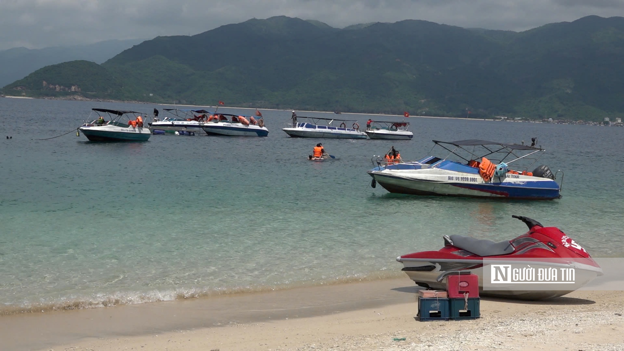 Phập phồng nỗi lo an toàn mùa cao điểm du lịch (kỳ 2): Không được phép, phương tiện vô tư chở khách trên biển- Ảnh 1.
