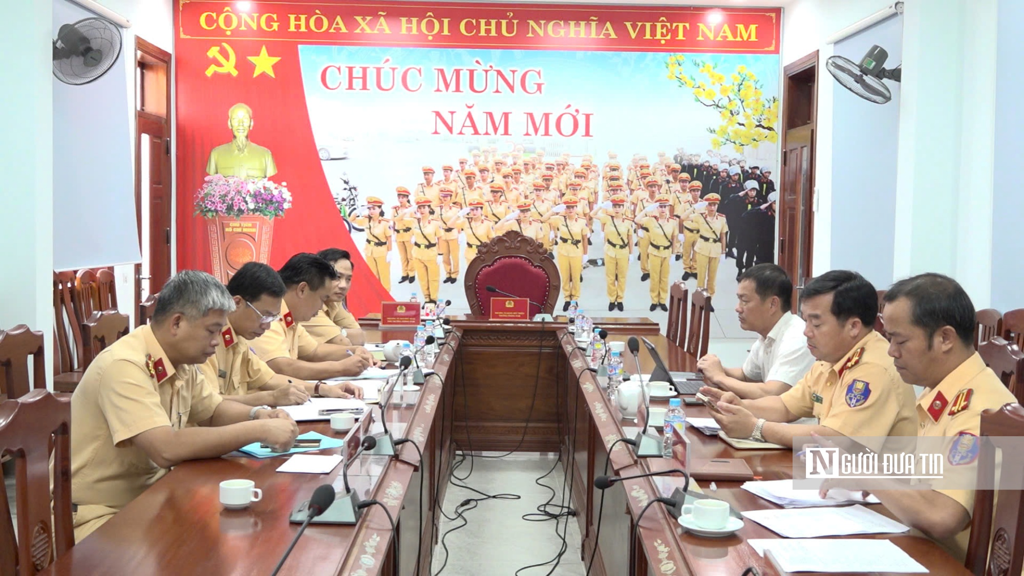 Phập phồng nỗi lo an toàn mùa cao điểm du lịch (kỳ 3): Chở quá tải dưới biển, xe "hết đát" trên bờ- Ảnh 12. Phập phồng nỗi lo an toàn mùa cao điểm du lịch (kỳ 3): Chở quá tải dưới biển, xe "hết đát" trên bờ- Ảnh 12.
