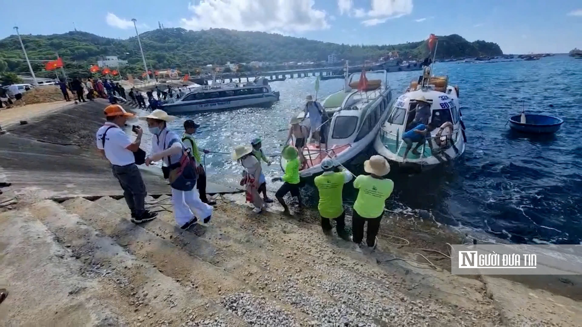 Phập phồng nỗi lo an toàn mùa cao điểm du lịch (kỳ 3): Chở quá tải dưới biển, xe "hết đát" trên bờ- Ảnh 5. Phập phồng nỗi lo an toàn mùa cao điểm du lịch (kỳ 3): Chở quá tải dưới biển, xe "hết đát" trên bờ- Ảnh 5.