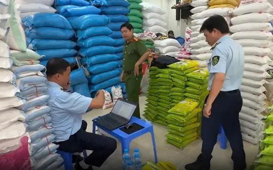 Phát hiện hàng loạt cơ sở gắn mác gạo ST25 để lừa người tiêu dùng- Ảnh 1. Phát hiện hàng loạt cơ sở gắn mác gạo ST25 để lừa người tiêu dùng- Ảnh 1.