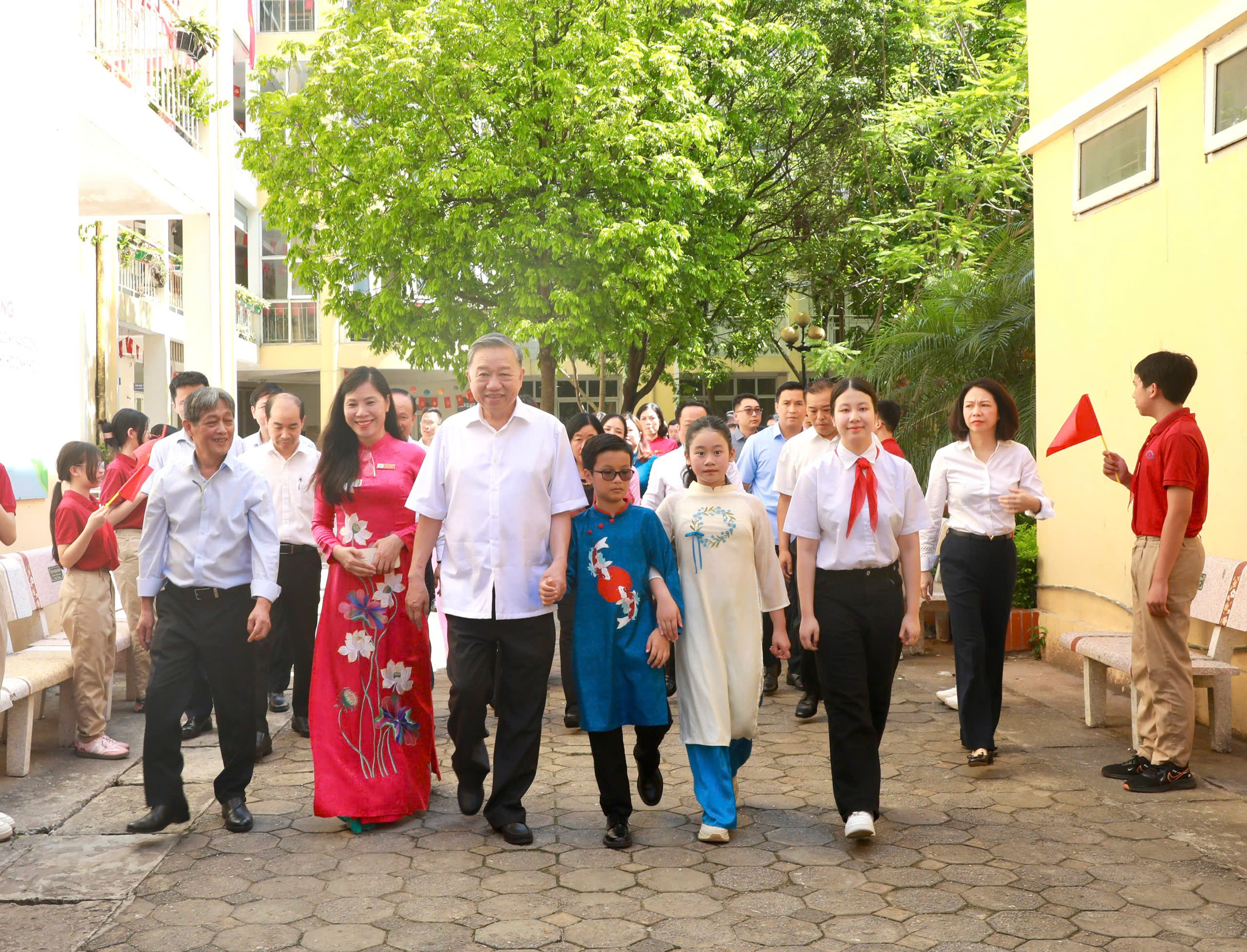 Tổng Bí thư Tô Lâm thăm thầy cô và học sinh Hà Nội nhân Quốc tế thiếu nhi- Ảnh 1. Tổng Bí thư Tô Lâm thăm thầy cô và học sinh Hà Nội nhân Quốc tế thiếu nhi- Ảnh 1.