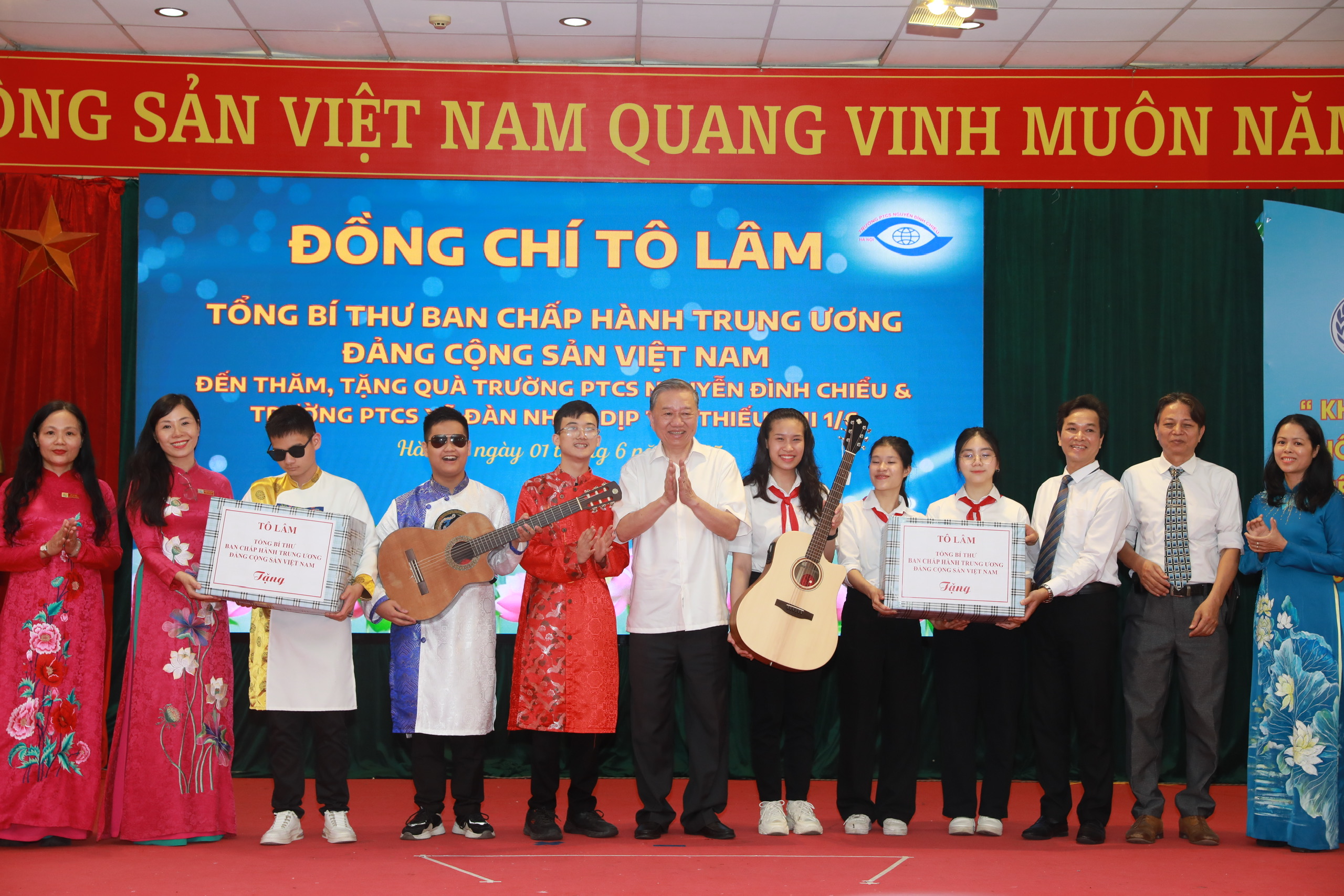 Tổng Bí thư Tô Lâm thăm thầy cô và học sinh Hà Nội nhân Quốc tế thiếu nhi- Ảnh 3. Tổng Bí thư Tô Lâm thăm thầy cô và học sinh Hà Nội nhân Quốc tế thiếu nhi- Ảnh 3.