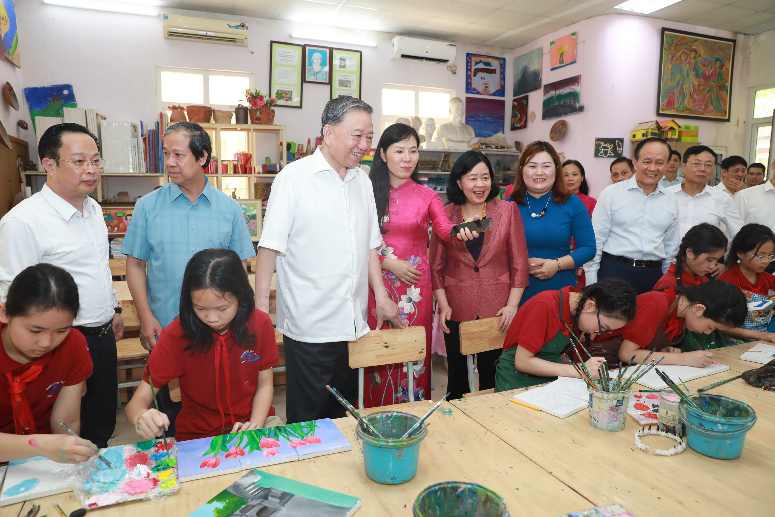Tổng Bí thư Tô Lâm thăm thầy cô và học sinh Hà Nội nhân Quốc tế thiếu nhi- Ảnh 2. Tổng Bí thư Tô Lâm thăm thầy cô và học sinh Hà Nội nhân Quốc tế thiếu nhi- Ảnh 2.