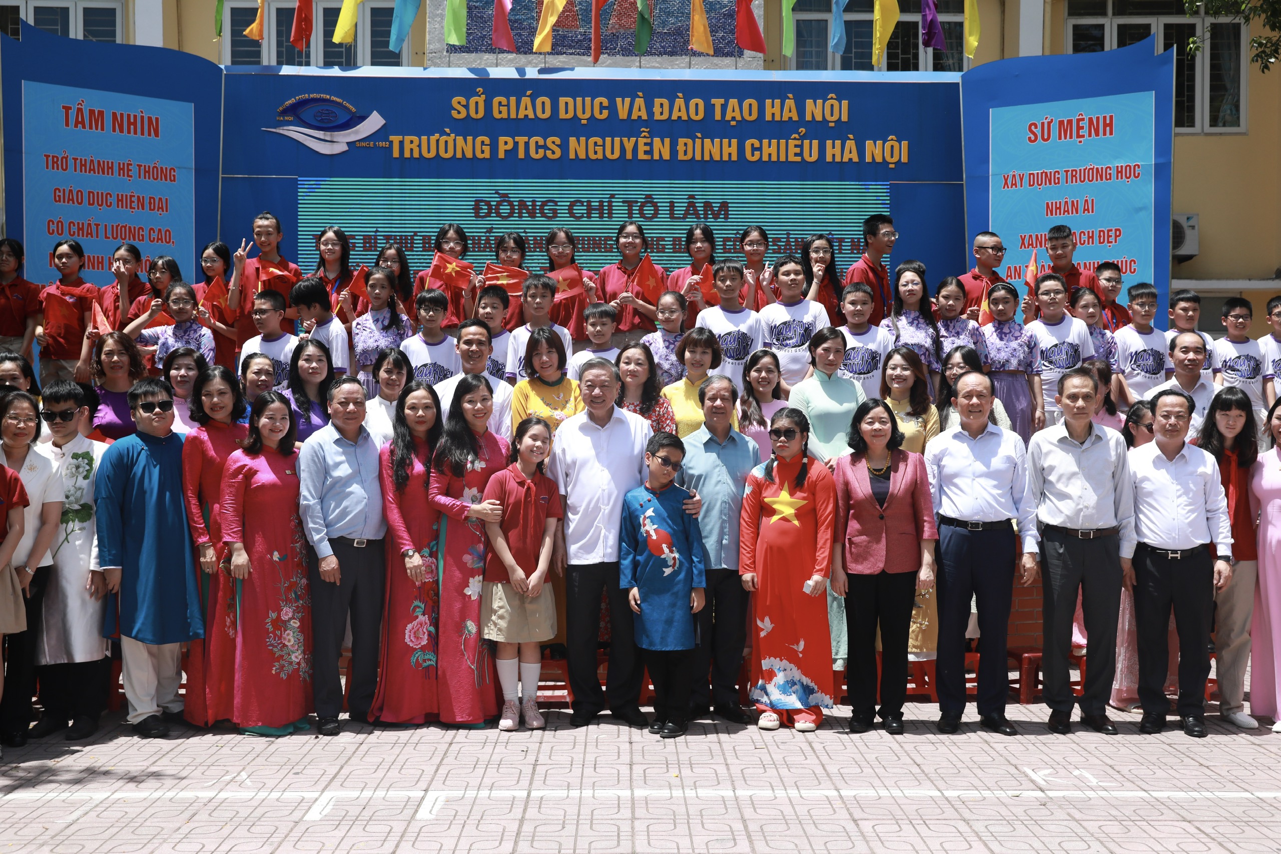 Tổng Bí thư Tô Lâm thăm thầy cô và học sinh Hà Nội nhân Quốc tế thiếu nhi- Ảnh 4. Tổng Bí thư Tô Lâm thăm thầy cô và học sinh Hà Nội nhân Quốc tế thiếu nhi- Ảnh 4.