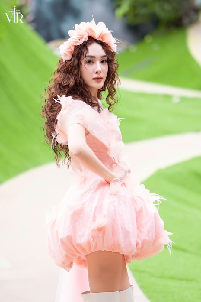 Á hậu Hồng Hạnh ngọt ngào như nàng công chúa- Ảnh 1. Á hậu Hồng Hạnh ngọt ngào như nàng công chúa- Ảnh 1.