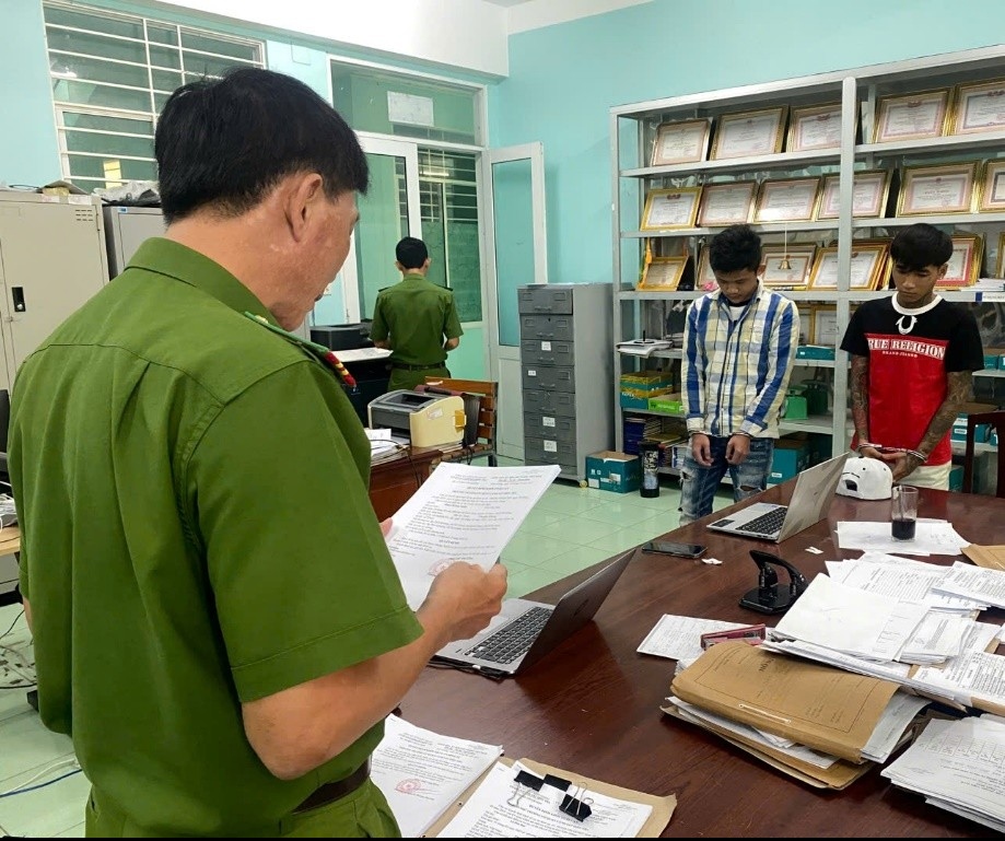 Mâu thuẫn, nam thanh niên rủ bạn chém trọng thương đối thủ- Ảnh 1. Mâu thuẫn, nam thanh niên rủ bạn chém trọng thương đối thủ- Ảnh 1.