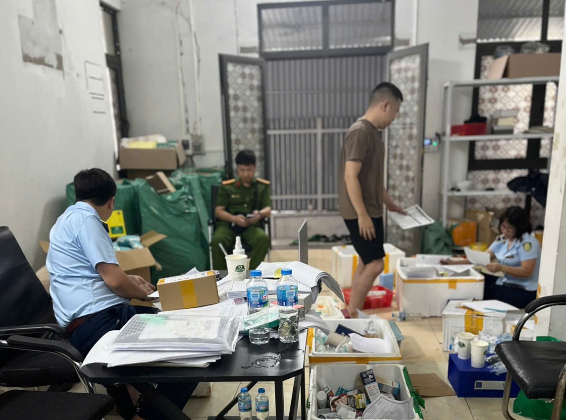 Hà Nội: Phát hiện, xử phạt 4 cơ sở kinh doanh mỹ phẩm nhập lậu- Ảnh 1. Hà Nội: Phát hiện, xử phạt 4 cơ sở kinh doanh mỹ phẩm nhập lậu- Ảnh 1.
