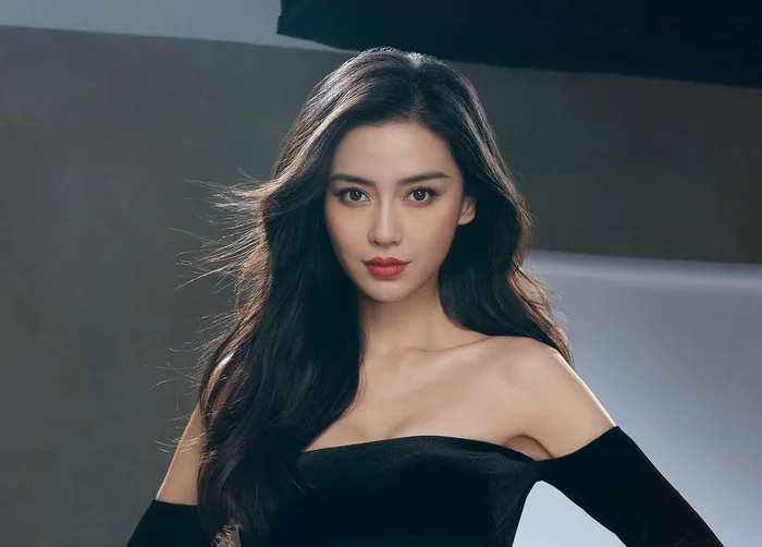 Angelababy chật vật sau khi đến theo dõi show diễn của Lisa. Angelababy chật vật sau khi đến theo dõi show diễn của Lisa.
