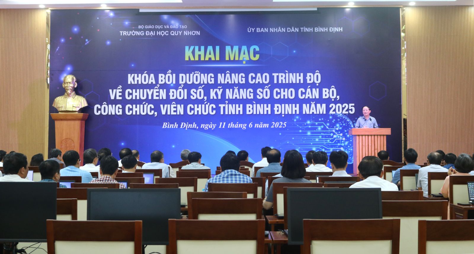 Bình Định đào tạo cán bộ chuyển đổi số quy mô lớn, hướng tới xây dựng chính quyền số toàn diện- Ảnh 2. Bình Định đào tạo cán bộ chuyển đổi số quy mô lớn, hướng tới xây dựng chính quyền số toàn diện- Ảnh 2.