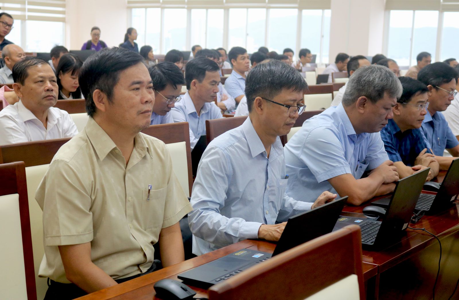 Bình Định đào tạo cán bộ chuyển đổi số quy mô lớn, hướng tới xây dựng chính quyền số toàn diện- Ảnh 3. Bình Định đào tạo cán bộ chuyển đổi số quy mô lớn, hướng tới xây dựng chính quyền số toàn diện- Ảnh 3.