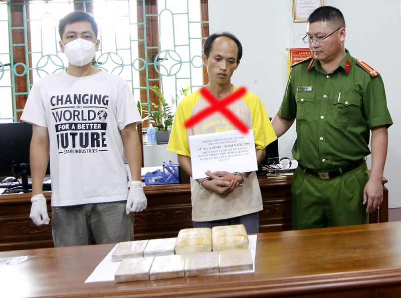 Lai Châu: Bắt quả tang đối tượng vận chuyển 8 bánh ma túy - Ảnh 1. Lai Châu: Bắt quả tang đối tượng vận chuyển 8 bánh ma túy - Ảnh 1.
