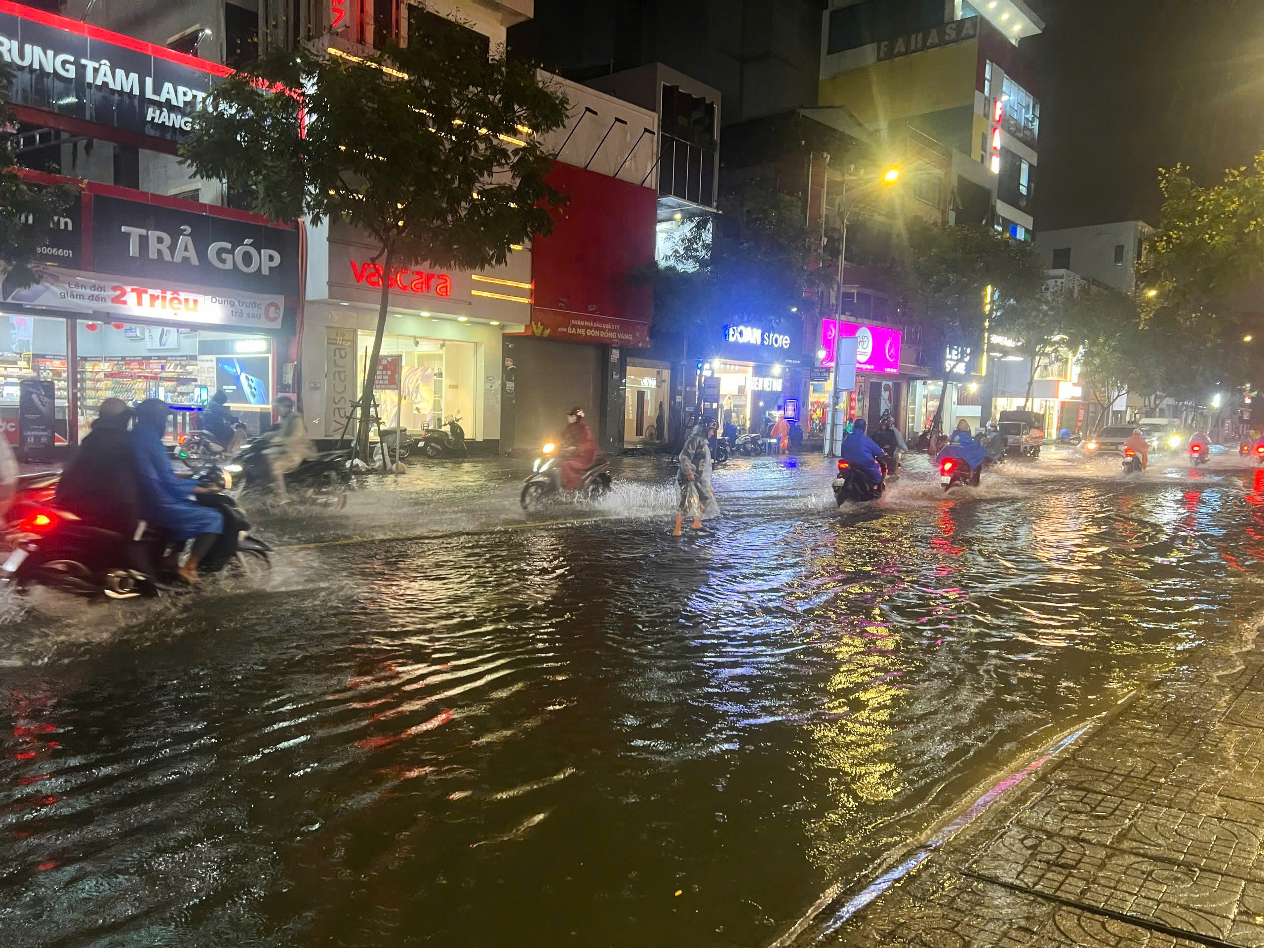 Mưa lớn do bão số 1, nhiều tuyến phố Đà Nẵng ngập cục bộ trong đêm- Ảnh 5. Mưa lớn do bão số 1, nhiều tuyến phố Đà Nẵng ngập cục bộ trong đêm- Ảnh 5.