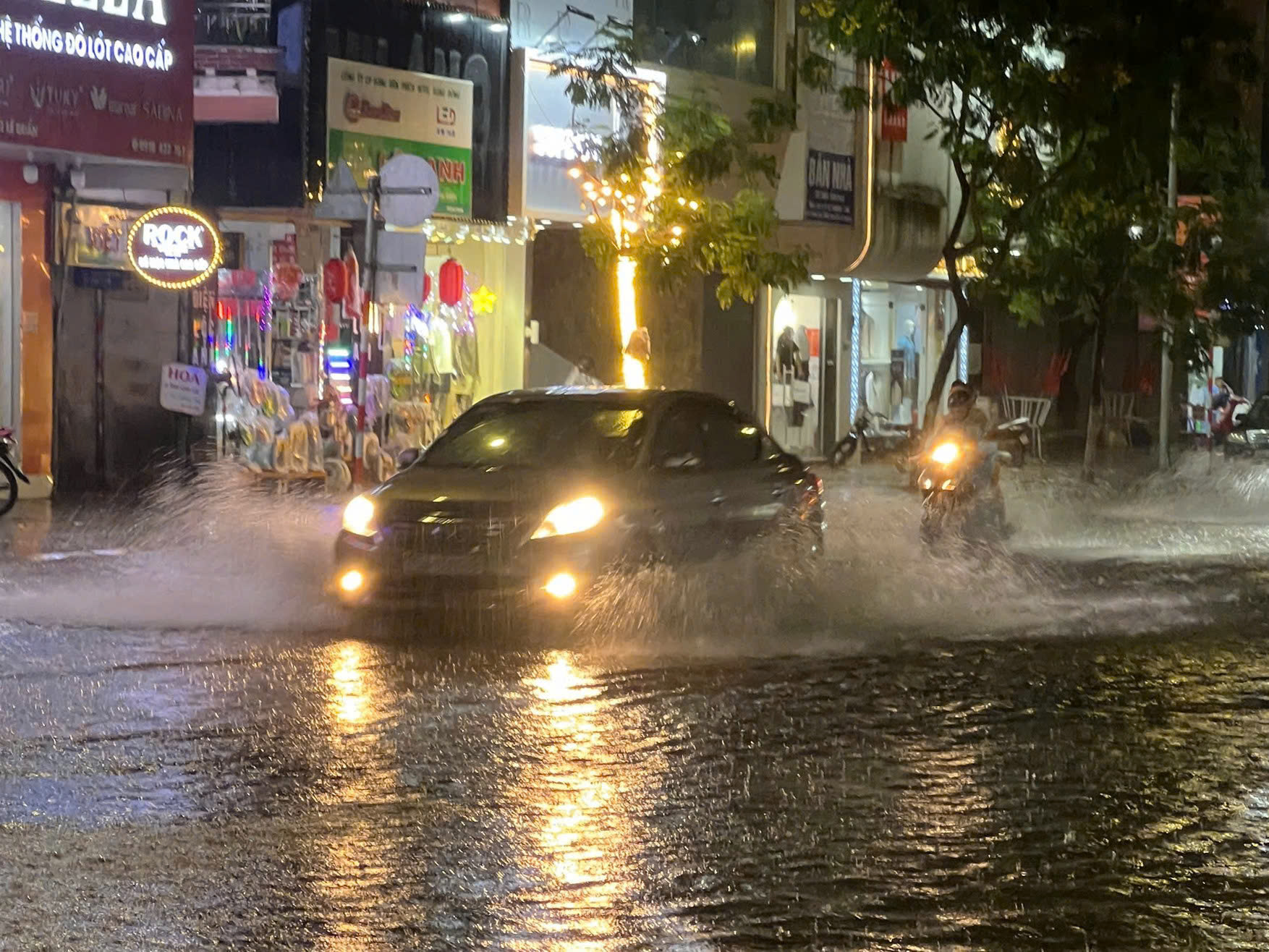 Mưa lớn do bão số 1, nhiều tuyến phố Đà Nẵng ngập cục bộ trong đêm- Ảnh 7. Mưa lớn do bão số 1, nhiều tuyến phố Đà Nẵng ngập cục bộ trong đêm- Ảnh 7.