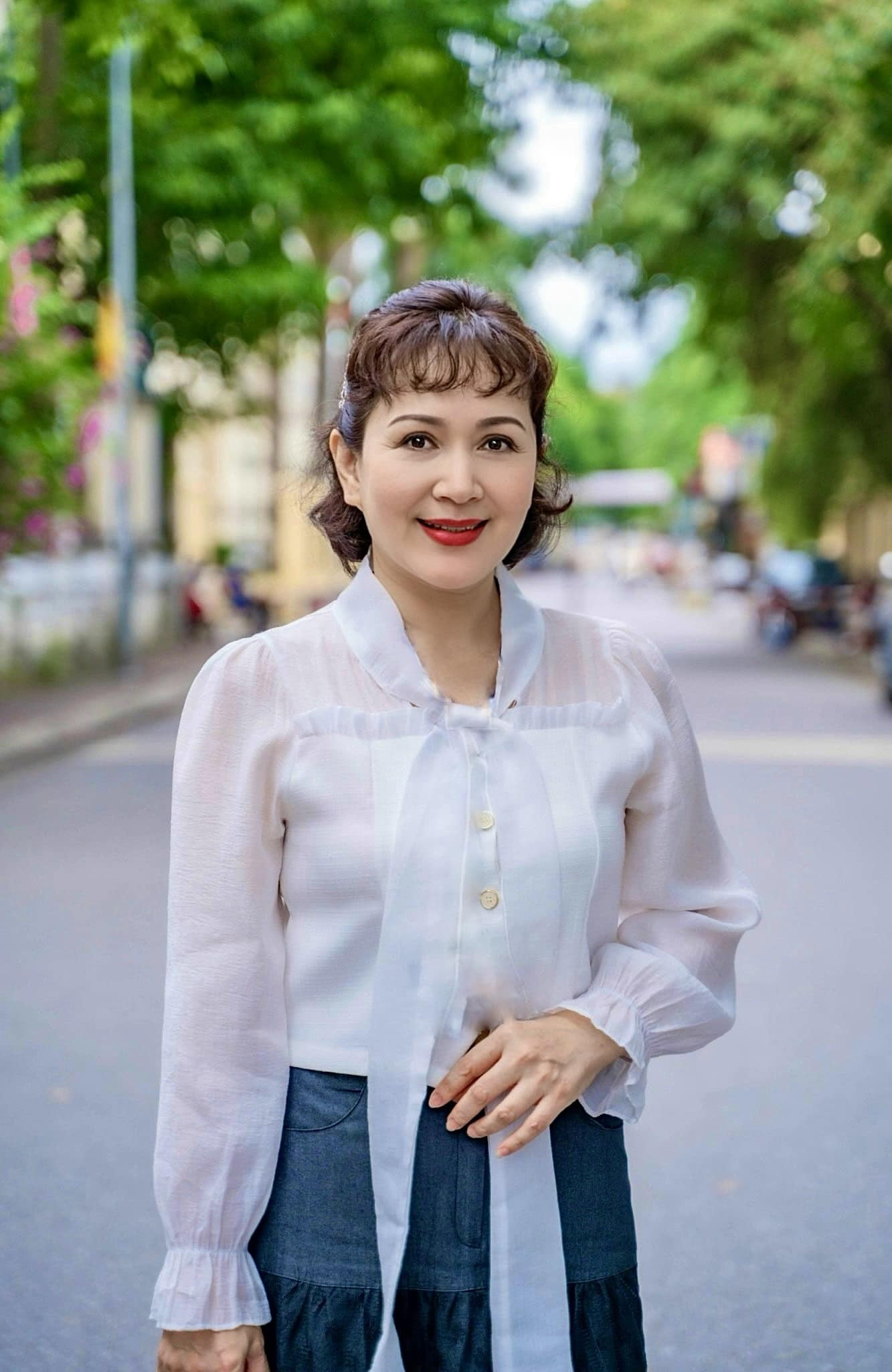 NSND Minh Hòa: Nghỉ hưu vẫn trẻ trung hết nấc, hạnh phúc nức tiếng- Ảnh 6. NSND Minh Hòa: Nghỉ hưu vẫn trẻ trung hết nấc, hạnh phúc nức tiếng- Ảnh 6.