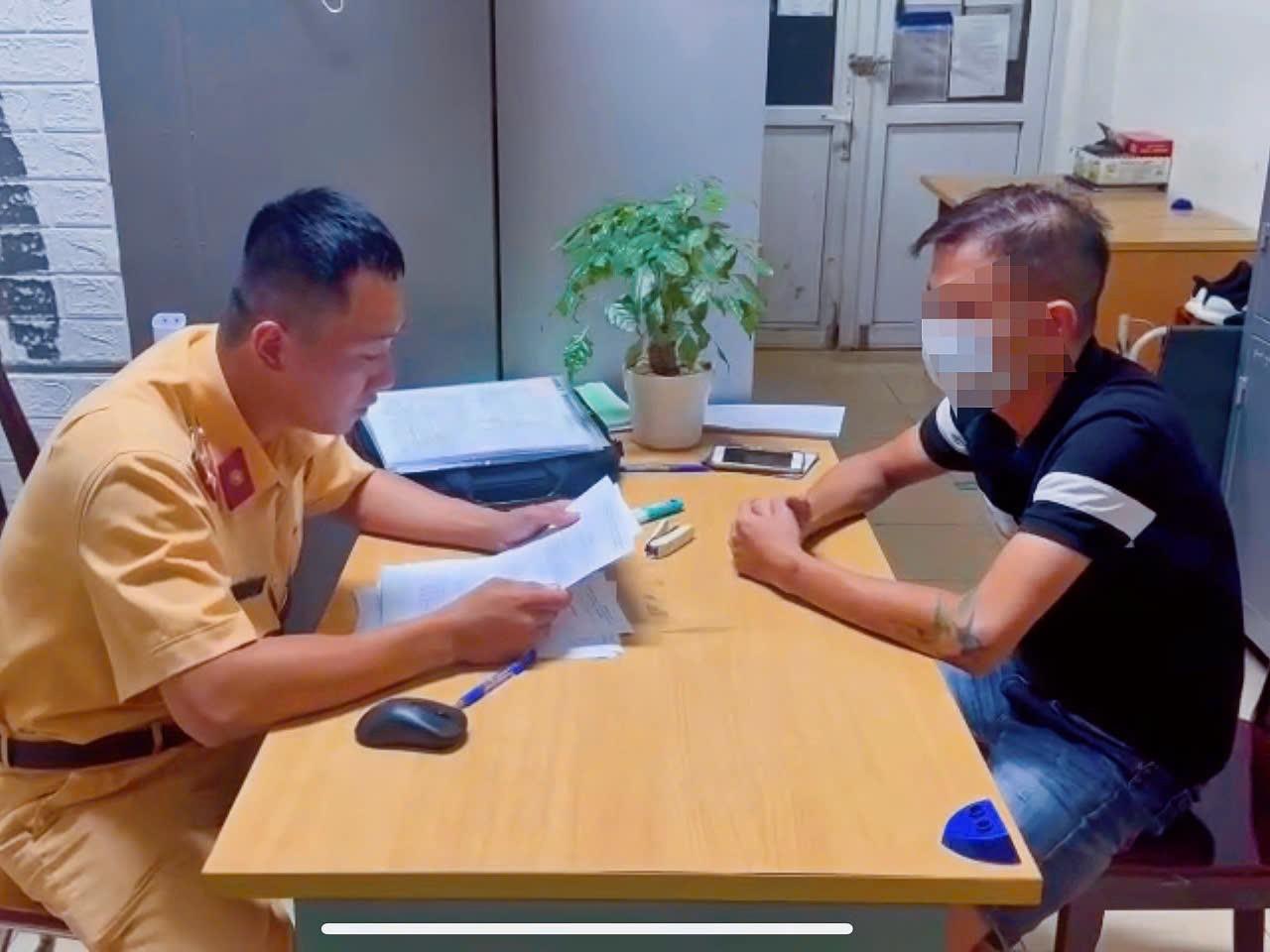 Tước giấy phép lái xe tài xế vượt chắn tàu, gây hỏng cần barie- Ảnh 1. Tước giấy phép lái xe tài xế vượt chắn tàu, gây hỏng cần barie- Ảnh 1.