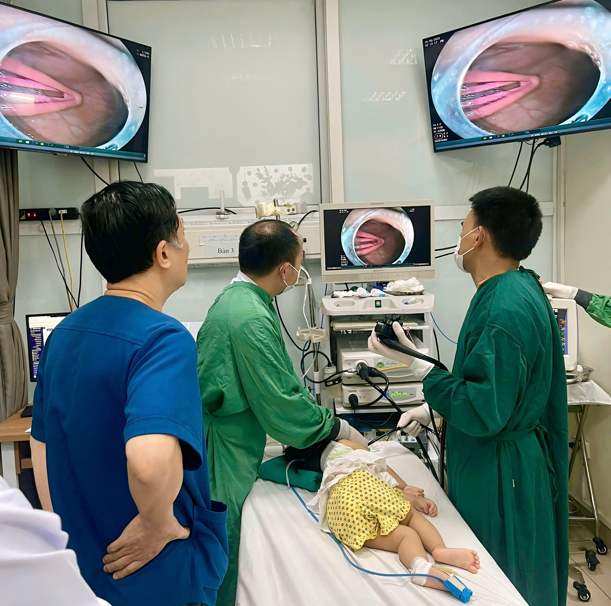 Bé gái 21 tháng tuổi suýt thủng ruột vì nuốt phải kẹp tóc- Ảnh 2. Bé gái 21 tháng tuổi suýt thủng ruột vì nuốt phải kẹp tóc- Ảnh 2.
