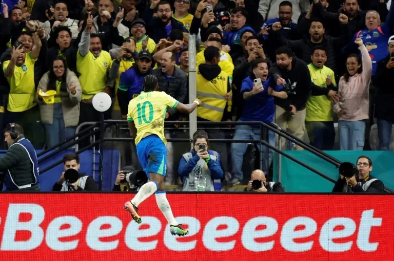 Tiền đạo Vinicius ăn mừng sau khi ghi bàn thắng đưa Brazil vào vòng chung kết World Cup 2026. (Ảnh: AFP) Tiền đạo Vinicius ăn mừng sau khi ghi bàn thắng đưa Brazil vào vòng chung kết World Cup 2026. (Ảnh: AFP)
