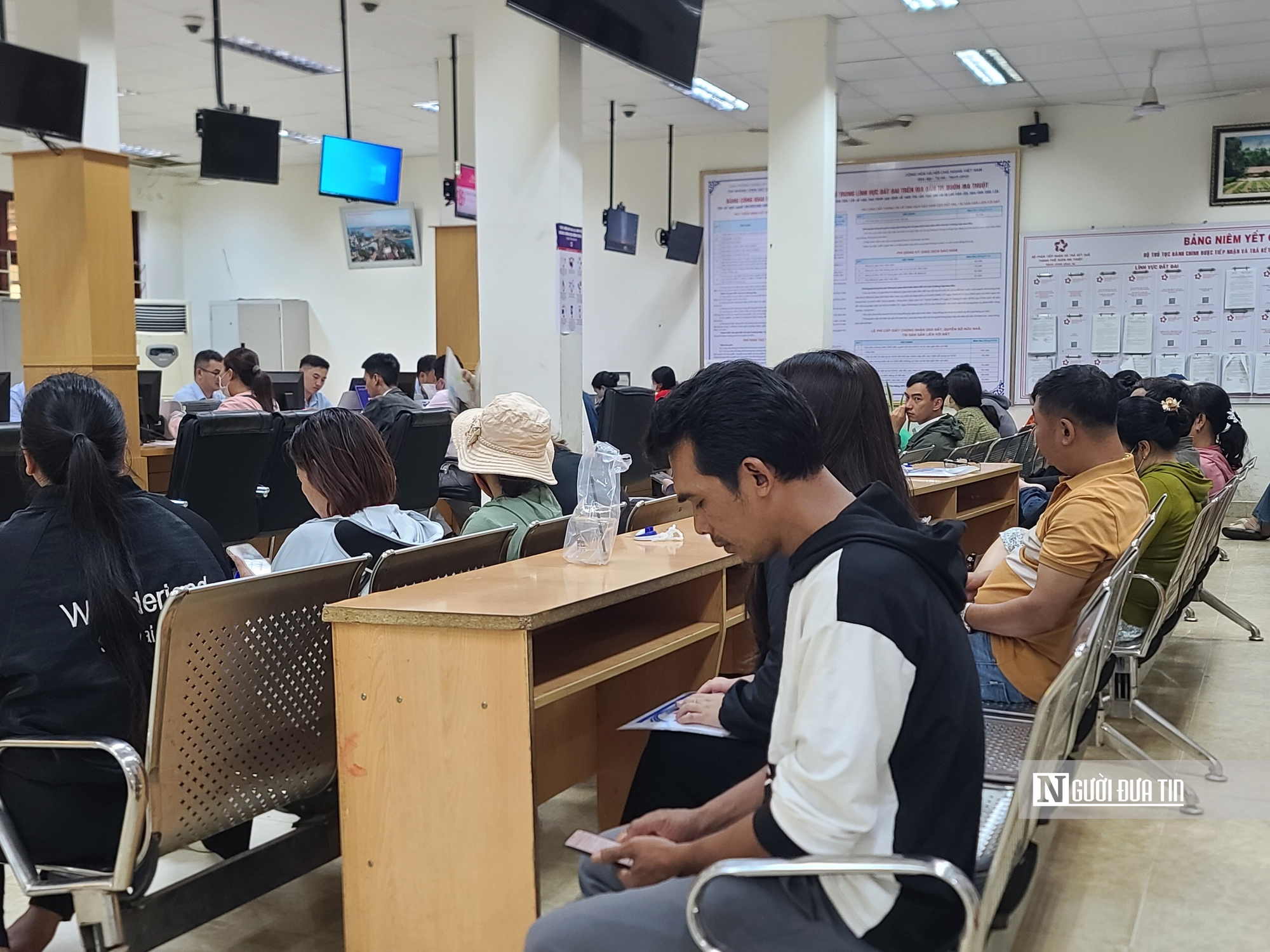 Cán bộ tại Đắk Lắk thức trắng đêm xử lý hồ sơ trước khi chính quyền 2 cấp vận hành- Ảnh 1. Cán bộ tại Đắk Lắk thức trắng đêm xử lý hồ sơ trước khi chính quyền 2 cấp vận hành- Ảnh 1.