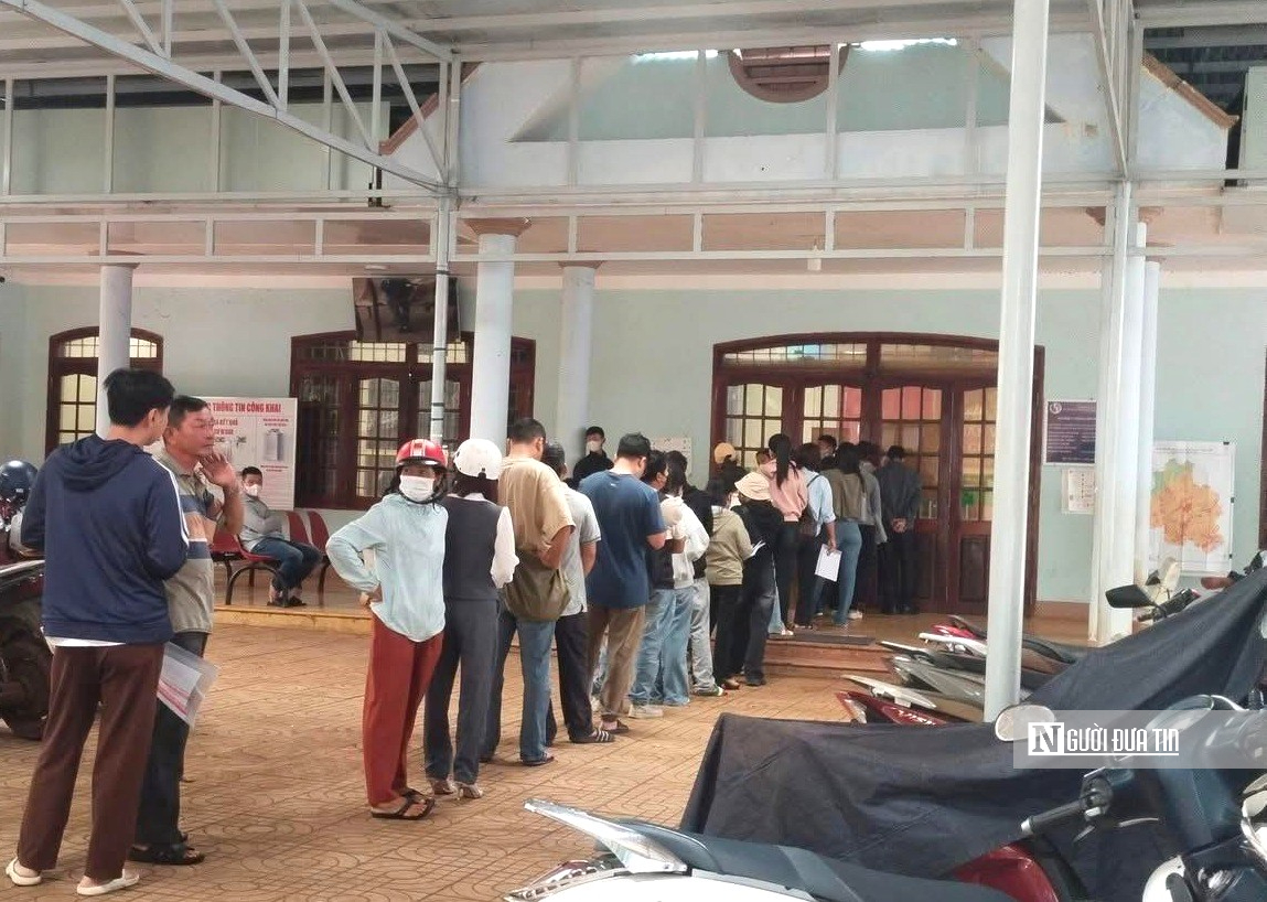 Cán bộ tại Đắk Lắk thức trắng đêm xử lý hồ sơ trước khi chính quyền 2 cấp vận hành- Ảnh 2. Cán bộ tại Đắk Lắk thức trắng đêm xử lý hồ sơ trước khi chính quyền 2 cấp vận hành- Ảnh 2.