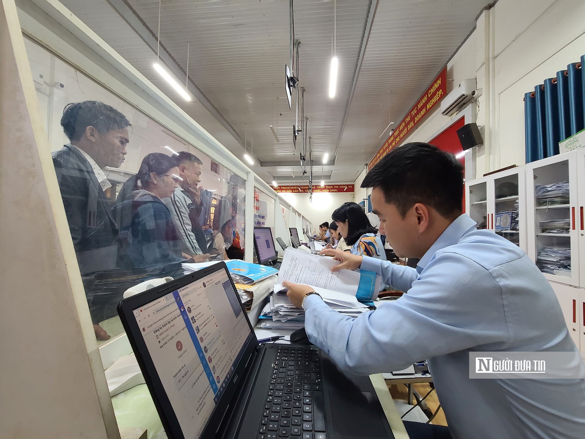 Cán bộ tại Đắk Lắk thức trắng đêm xử lý hồ sơ trước khi chính quyền 2 cấp vận hành- Ảnh 3. Cán bộ tại Đắk Lắk thức trắng đêm xử lý hồ sơ trước khi chính quyền 2 cấp vận hành- Ảnh 3.